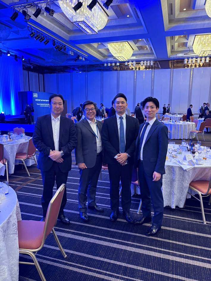 人, 屋内, 立つ, 男 が含まれている画像

AI によって生成されたコンテンツは間違っている可能性があります。