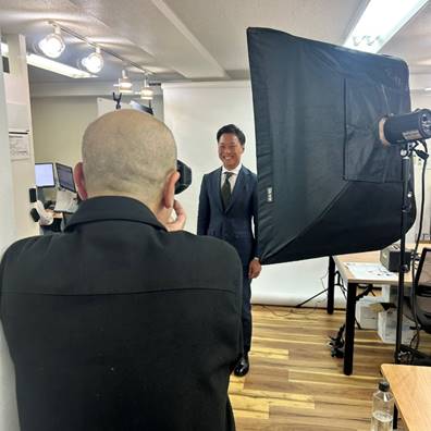 屋内, 人, 男, スーツ が含まれている画像

AI 生成コンテンツは誤りを含む可能性があります。